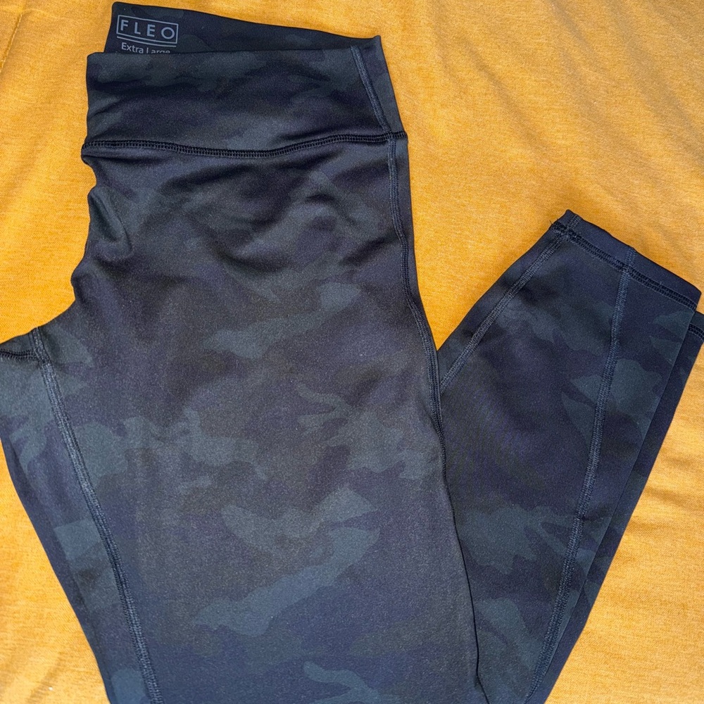 FLEO Black Camo Leggings